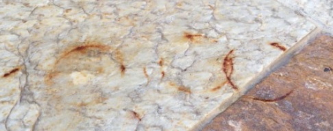 چگونه جرم روی سنگ مصنوعی را از بین ببریم؟