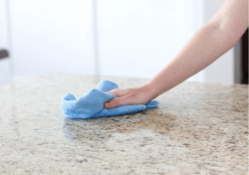 چگونه جرم روی سنگ مصنوعی را از بین ببریم؟